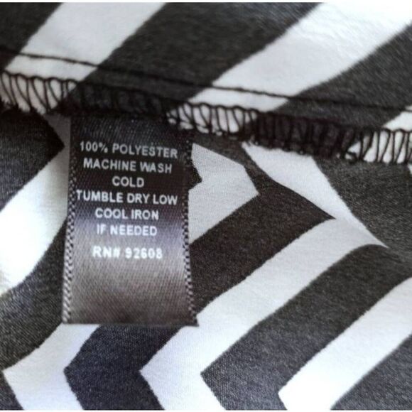 JW STYLE CHEVERON PRINT BLACK, WHITE, & GREEN BLOUSE SZ.S EUC - Picture 4 of 4